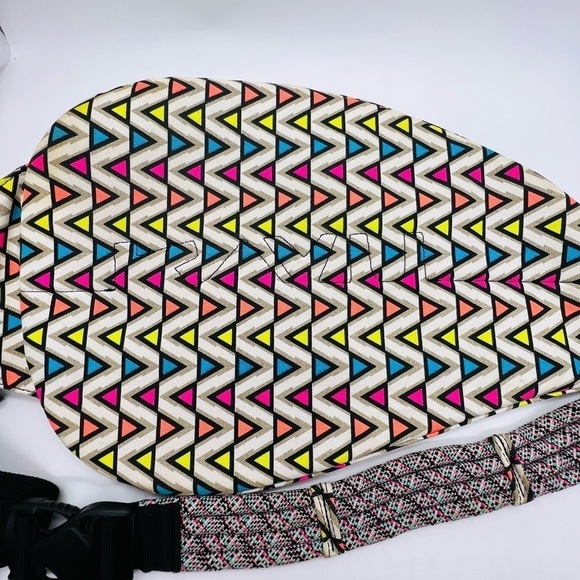 KAVU COLORFUL GEOMETRIC PATTERN SLINGBACK BAG GREAT CONDITION - Picture 4 of 15